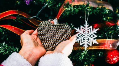 Noel süsleri. Renkli Noel ışıkları arka planı