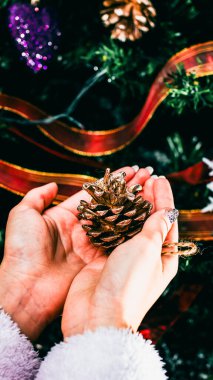 Noel süsleri. Renkli Noel ışıkları arka planı