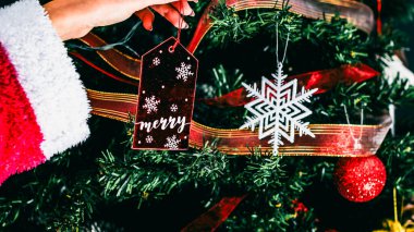 Noel süsleri. Renkli Noel ışıkları arka planı