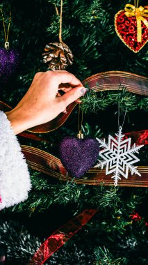 Noel süsleri. Renkli Noel ışıkları arka planı