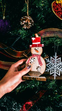 Noel süsleri. Renkli Noel ışıkları arka planı