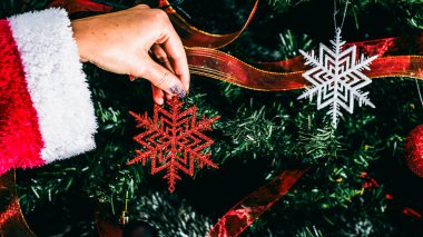 Noel süsleri. Renkli Noel ışıkları arka planı