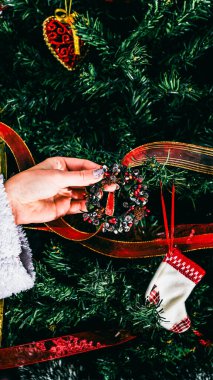 Noel süsleri. Renkli Noel ışıkları arka planı