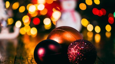 Noel süsleri. Renkli Noel ışıkları arka planı