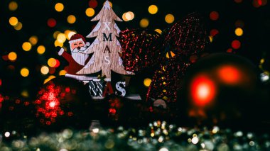 Noel süsleri. Renkli Noel ışıkları arka planı