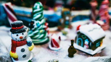 Noel süsleri. Renkli Noel ışıkları arka planı