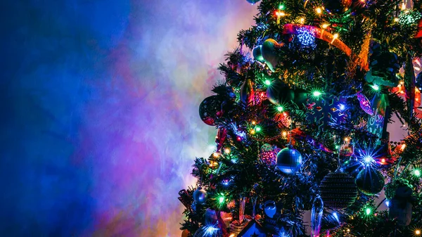 圣诞装饰品五彩缤纷的圣诞灯背景 — 图库照片