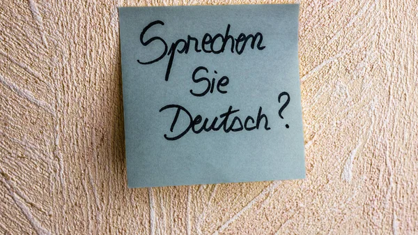 文字Sprechen Sie Deutsch 你会说德语吗 贴在上面 写在彩色的便条上 罗马尼亚布加勒斯特 2020年 — 图库照片