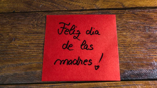 スペイン語で幸せな母親の日を書く Feliz Dia Las Madres メモの記事のリマインダーに 粘着性のある紙にテキスト 母の日のコンセプト — ストック写真