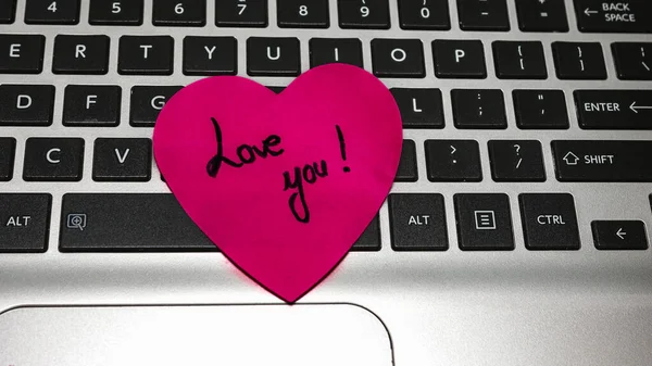 Klavyede Kesilmiş Kalp Şeklinde Kağıt Aşk Mesajı Sevgililer Günü Konsepti — Stok fotoğraf