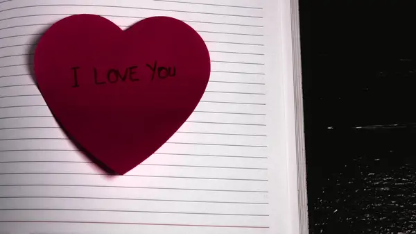 Piszę Cię Kocham Notatce Tekst Papierze Kształcie Serca — Zdjęcie stockowe