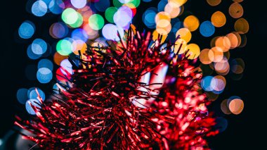 Noel süsleri. Renkli Noel ışıkları arka planı