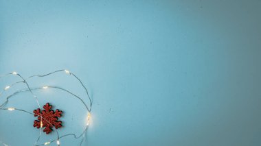 Noel süsleri. Renkli Noel ışıkları arka planı