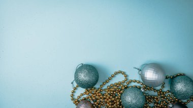 Noel süsleri. Renkli Noel ışıkları arka planı