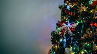 Noel süsleri. Renkli Noel ışıkları arka planı