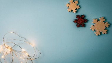 Noel süsleri. Renkli Noel ışıkları arka planı