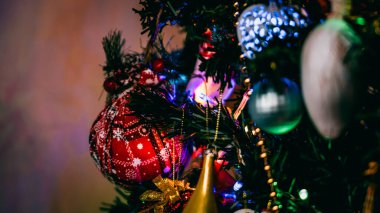 Noel süsleri. Renkli Noel ışıkları arka planı