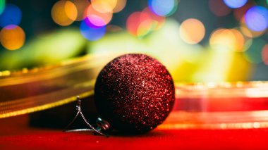 Noel süsleri. Renkli Noel ışıkları arka planı