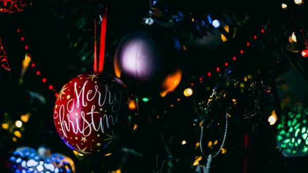クリスマスの飾り カラフルなクリスマスライトの背景 — ストック写真