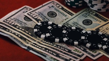 Yüksek bahisli kumarhane oyunları için bir yığın poker fişi.