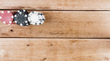 Yüksek bahisli kumarhane oyunları için bir yığın poker fişi.