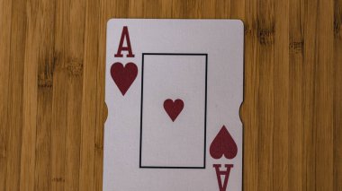 Yüksek bahisli kumarhane oyunları için bir yığın poker fişi.