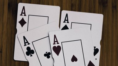 Yüksek bahisli kumarhane oyunları için bir yığın poker fişi.