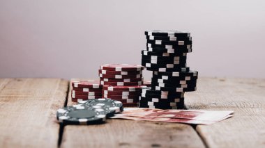 Yüksek bahisli kumarhane oyunları için bir yığın poker fişi.