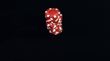 Yüksek bahisli kumarhane oyunları için bir yığın poker fişi.