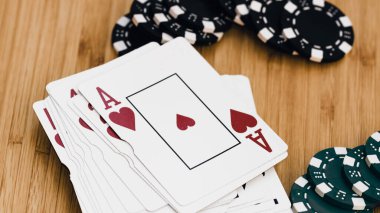 Yüksek bahisli kumarhane oyunları için bir yığın poker fişi.
