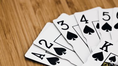 Yüksek bahisli kumarhane oyunları için bir yığın poker fişi.