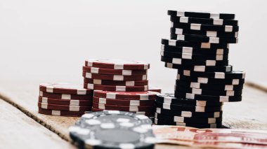 Yüksek bahisli kumarhane oyunları için bir yığın poker fişi.