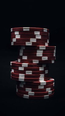 Yüksek bahisli kumarhane oyunları için bir yığın poker fişi.