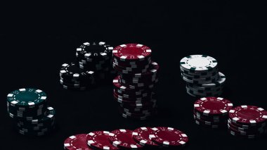 Yüksek bahisli kumarhane oyunları için bir yığın poker fişi.