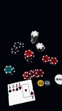 Yüksek bahisli kumarhane oyunları için bir yığın poker fişi.