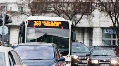 Tampon Tamponu - Romanya 'nın Bükreş kentinde yoğun trafik yoğunluğu, 2023