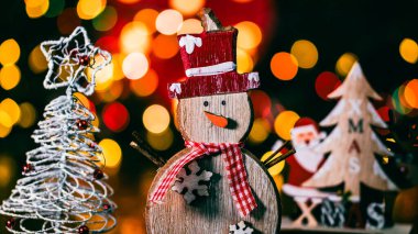 Noel süsleri. Renkli Noel ışıkları arka planı