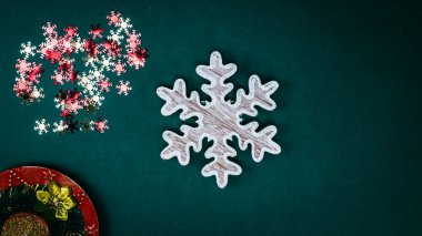 Noel süsleri. Renkli Noel ışıkları arka planı