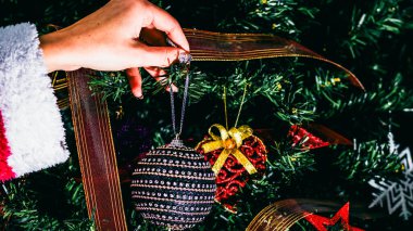 Noel süsleri. Renkli Noel ışıkları arka planı