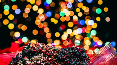 Noel süsleri. Renkli Noel ışıkları arka planı