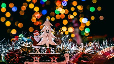 Noel süsleri. Renkli Noel ışıkları arka planı