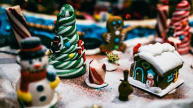 Noel süsleri. Renkli Noel ışıkları arka planı