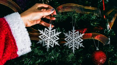 Noel süsleri. Renkli Noel ışıkları arka planı