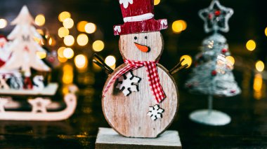 Noel süsleri. Renkli Noel ışıkları arka planı