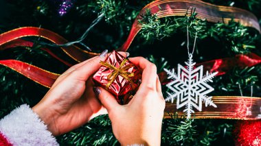 Noel süsleri. Renkli Noel ışıkları arka planı