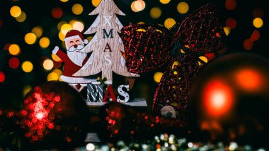 Noel süsleri. Renkli Noel ışıkları arka planı