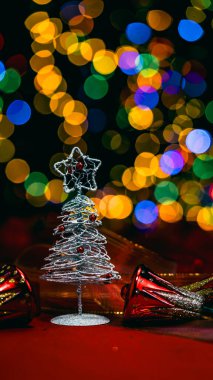 Noel süsleri. Renkli Noel ışıkları arka planı