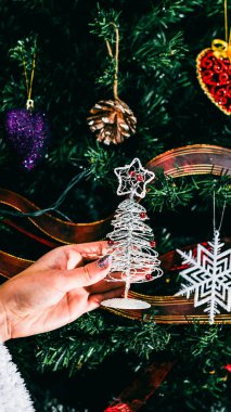 Noel süsleri. Renkli Noel ışıkları arka planı