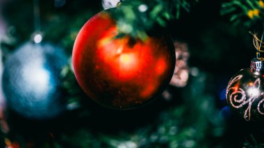 Noel süsleri. Renkli Noel ışıkları arka planı