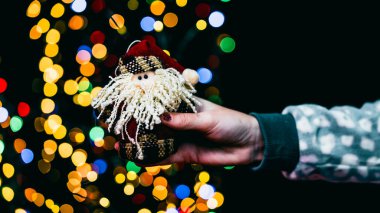 Noel süsleri. Renkli Noel ışıkları arka planı